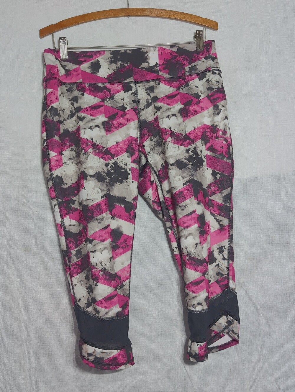 tek gear Pink, Gray & White Geo-Print Capri Leggings Sz L
